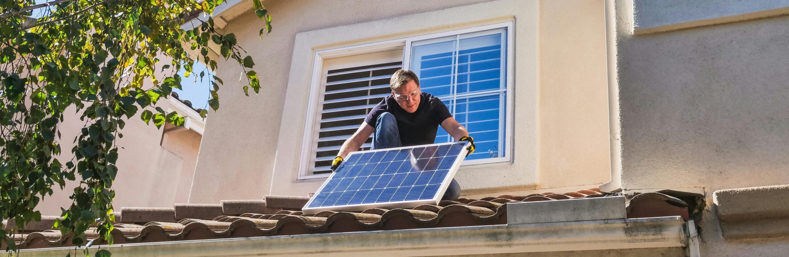 Come Ridurre la Bolletta del 30% con il Fotovoltaico: La Guida Completa 2025